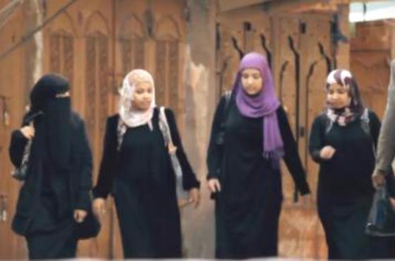 أربع فتيات يمنيات يكسرن "العيب" بفيلم يستفز التقاليد (فيديو)