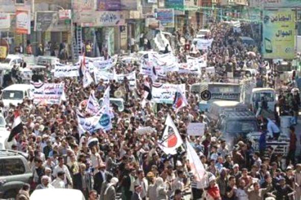 الحوثيون يتظاهرون في أربعة ميادين ويفرقون المسيرات المناهضة لهم