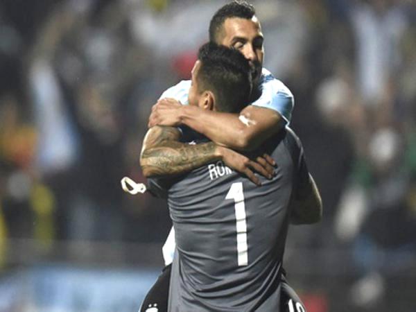بالفيديو.. تيفيز يحرج حارس الارجنتين بهدف كوبري خلال التدريبات