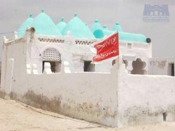 القاعدة تفجر ضريحا تاريخيا في مدينة الشحر ب حضرموت