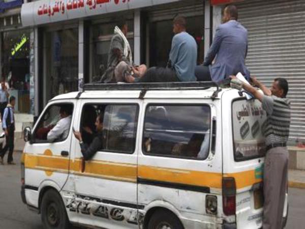 اليمنيون لا يزور بعضهم بعضاً.. لارتفاع أجرة المواصلات