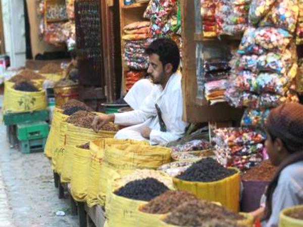 يمنيون يتناولون أغذية فاسدة ومنتهية الصلاحية