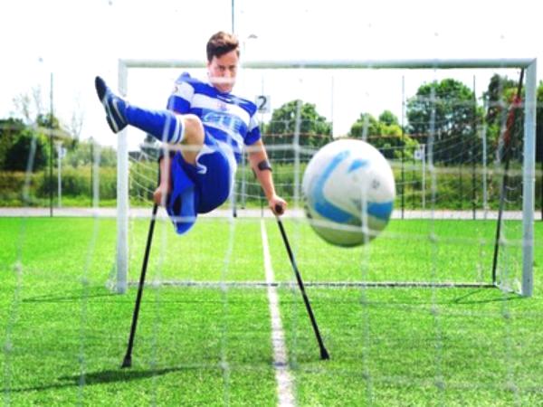 بالفيديو.. لاعب بساق واحدة يبهر العالم بمهاراته الرائعة مع الكرة