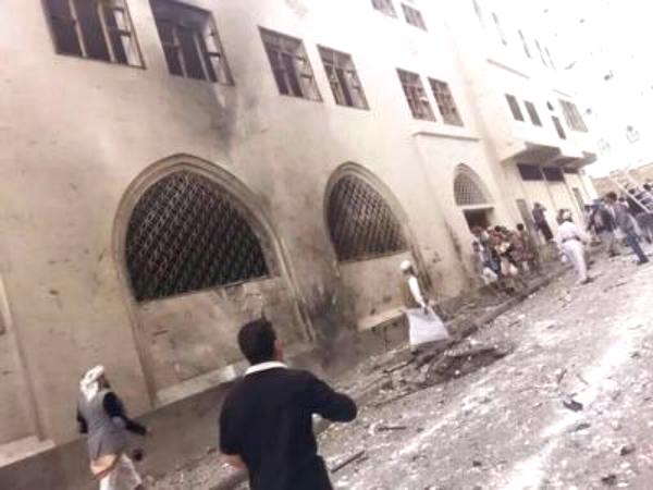 مقتل وإصابة 9 أشخاص بانفجار سيارة مفخخة جوار جامع البهرة بصنعاء وداعش يتبنى العملية