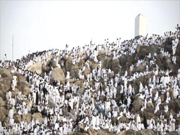 الحجاج يقفون اليوم بعرفات