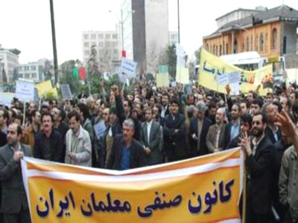ثورة عارمة للمعلمين بإيران.. ودعوات للخروج في الشوارع
