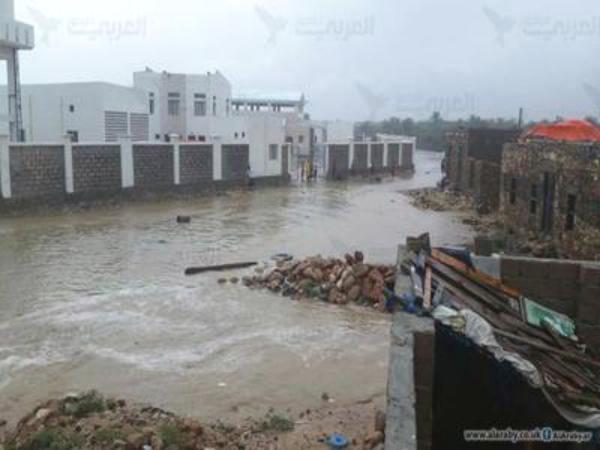 إعصار تشابالا يعزل المكلا عن العالم