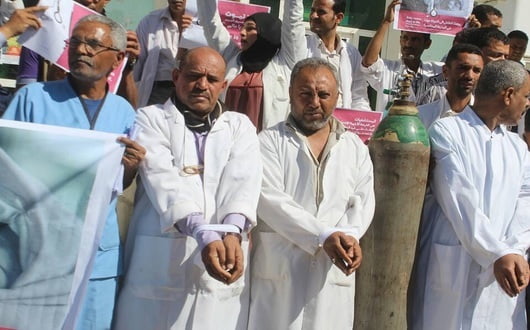مستشفى الثورة بتعز يندد بالحصار ويناشد المنظمات سرعة توفير الإمدادات الطبية