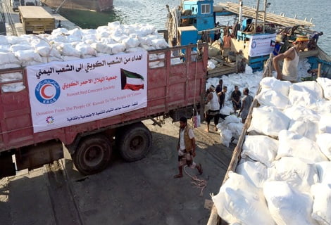لجنة الاغاثة الكويتية توزع مساعدات بسقطرى