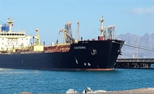 ميناء الزيت بعدن يستقبل باخرة محملة بـ40 الف طن من البنزين