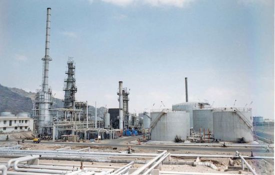 فريق هندسي يتمكن من اصلاح انبوب النفط بمصافي عدن