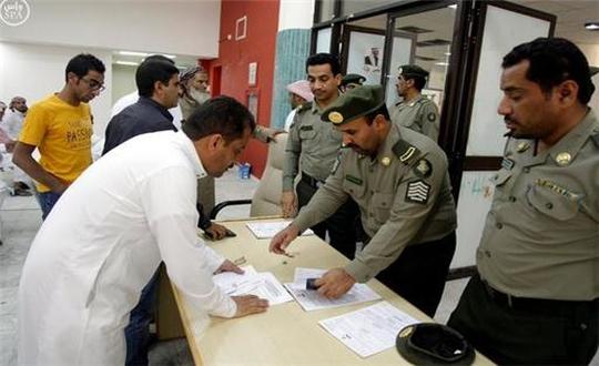الجوازات السعودية تمدد هوية زائر الممنوحة لليمنيين إلكترونيا