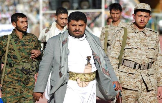 الحوثي يتنقل على دراجة هربا من القصف الجوي (فيديو)