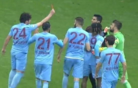 بالفيديو.. لاعب تركي يشهر البطاقة الحمراء بوجه الحكم