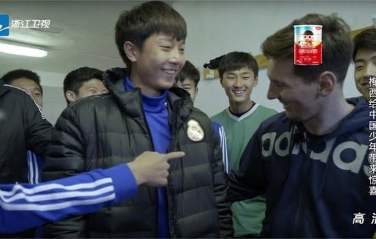 شاب "مدريدي" بالصين يحرج ميسي برفض التسليم عليه (فيديو)