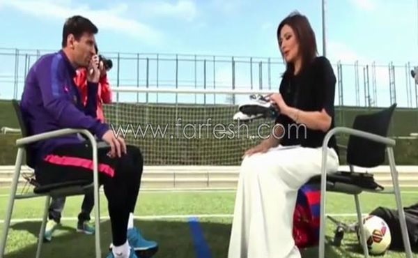 (فيديو) ميسي يتبرع بحذائه لفقراء مصر والمصريون غاضبون: حذاء اي مصري افضل منك!