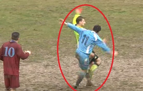 لاعب يعتدي على حكم بطريقة وحشية في إيطاليا (فيديو)