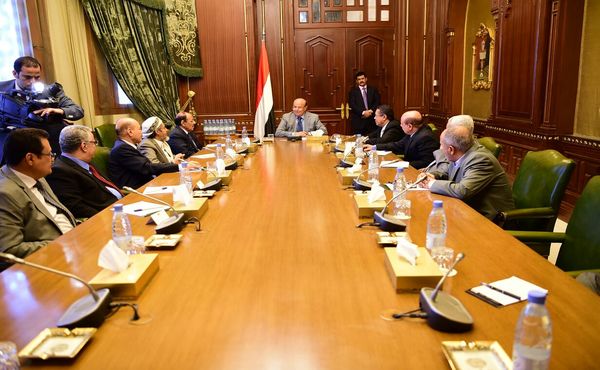 هادي يترأس اجتماعا بمستشاريه بحضور نائبه ورئيس الحكومة