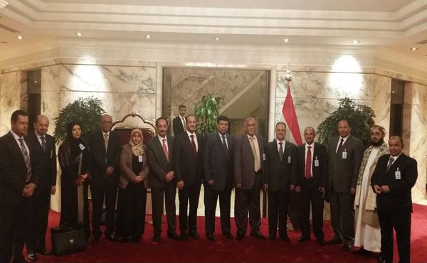وفد الحكومة في مشاورات الكويت يشترط إبعاد صالح والحوثيين قبل أي اتفاق