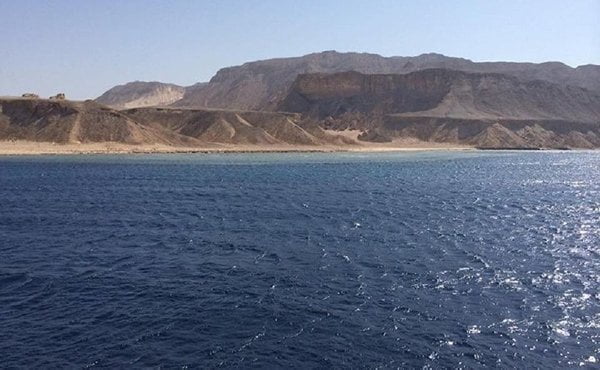 ضابط مخابرات بريطاني: الحرب العالمية الثالثة ستنطلق من "تيران وصنافير"