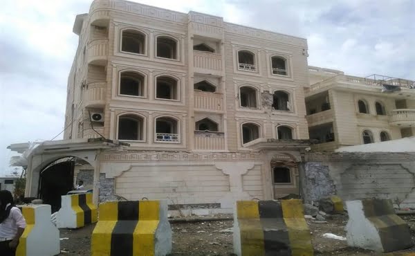 داعش يتبنى تفجير سيارة مفخخة أمام وزارة الخارجية في عدن