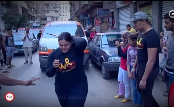 بالفيديو والصور.. أول مصارعة مصرية في شد السيارات بالشعر