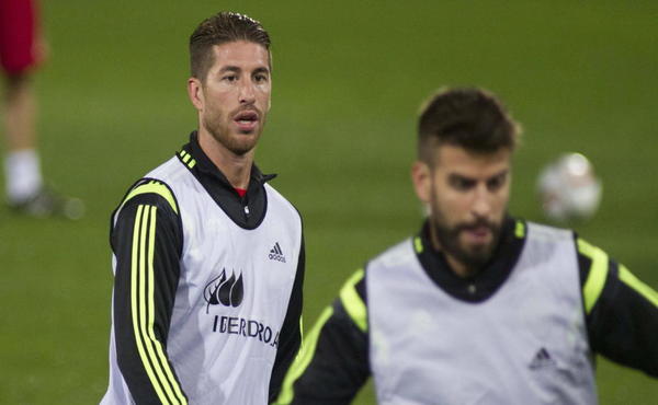 لاعبو برشلونة يدعمون راموس ضد بيكيه!