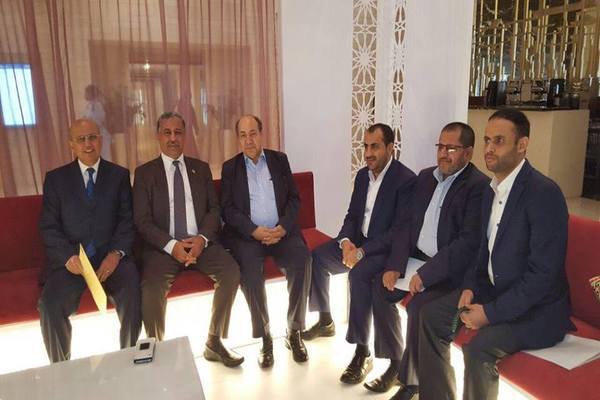 ممثلون عن وفدي المؤتمر والحوثيين يلتقون السفير المصري لدى اليمن