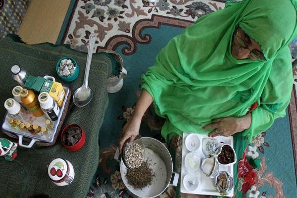 البخور العدني... عطور الأعياد تتأثر ببارود الحرب