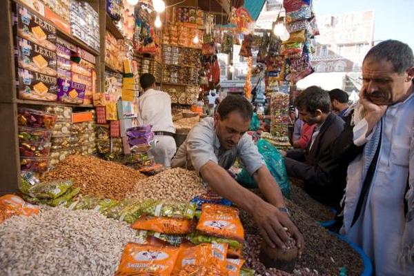 أزمة السيولة والرواتب تسلب فرحة اليمنيين بالعيد