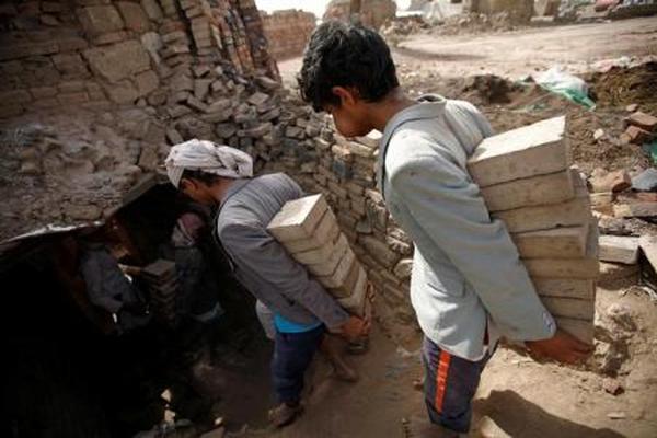 فن صناعة الطوب اللبن يتحمل الحرب في اليمن