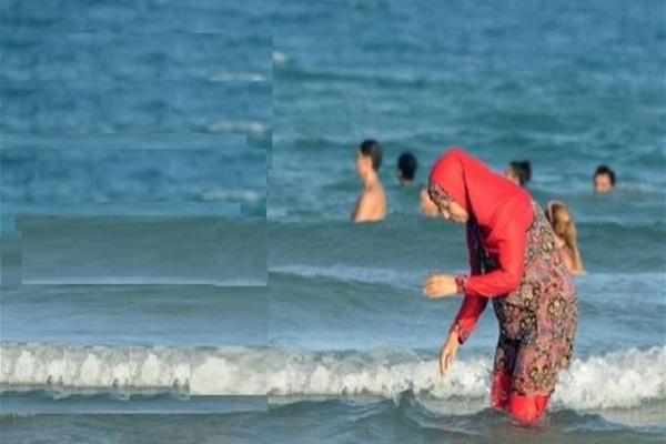 فرنسا توقف قرار حظر "البوركيني" على شواطئها