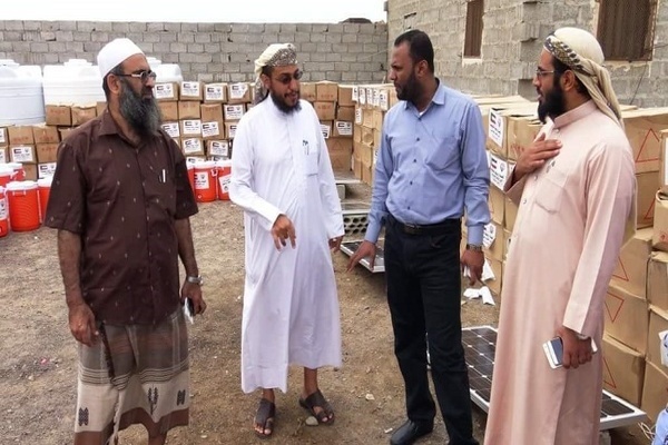 الهيئة اليمنية الكويتية توزيع مساعدات غذائية لنازحي البيضاء في عدن