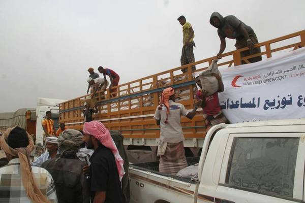 الهلال الأحمر الإماراتي يدشن عملية توزيع 10 آلاف سلة غذائية في المهرة