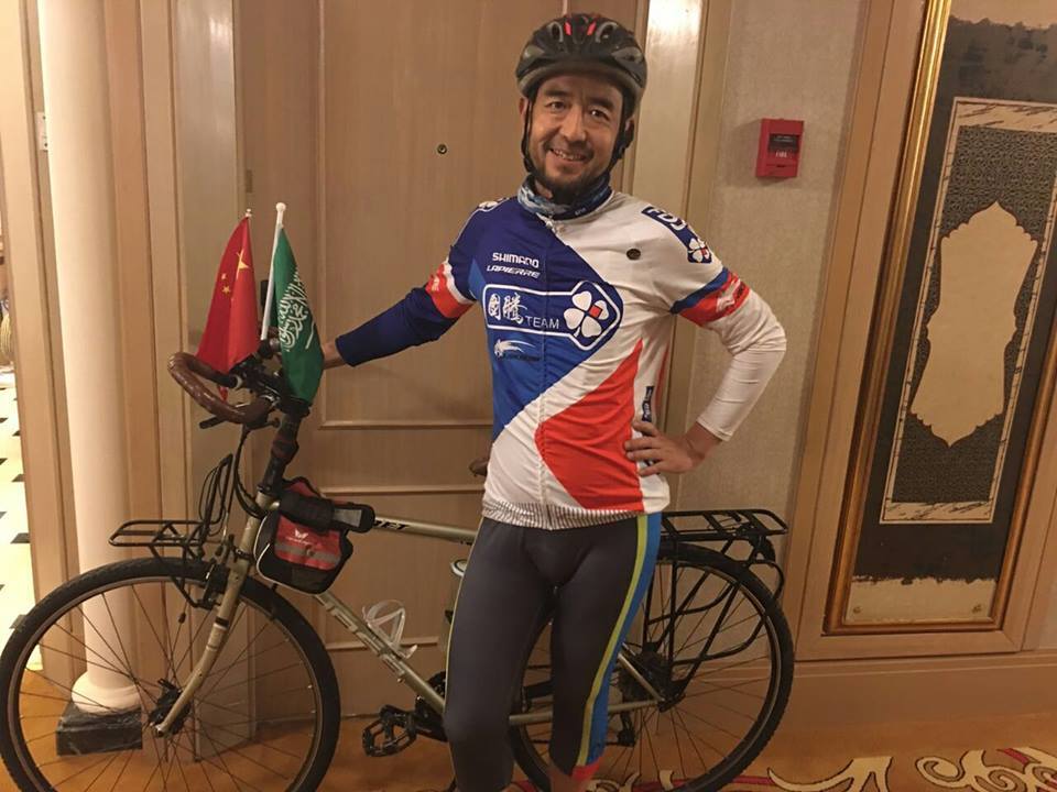 بالفيديو والصور.. مسلم صيني يقطع 8 آلاف كيلومتر للوصول إلى الحج على دراجة هوائية