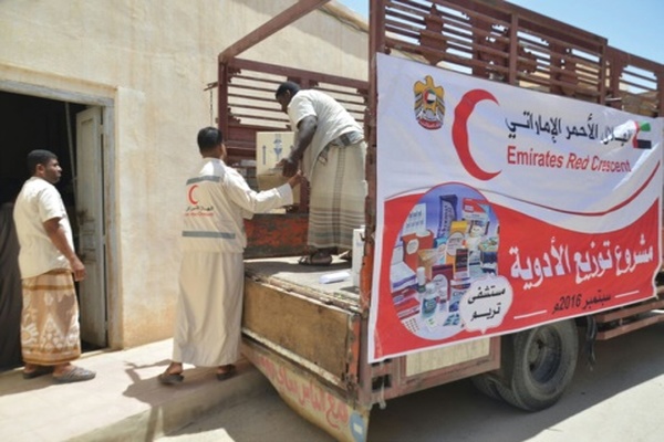"الهلال الإماراتي" يبدأ توزيع 20 طناً من الأدوية على مستشفيات حضرموت
