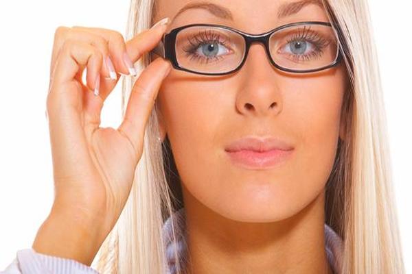 علماء: قصر النظر هو نتيجة لحدة الذكاء