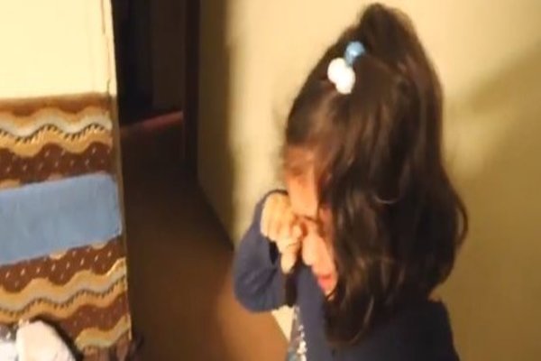 طفلة يمنية في أمريكا تبكي بحرقة بعد فوز ترامب.. فيديو