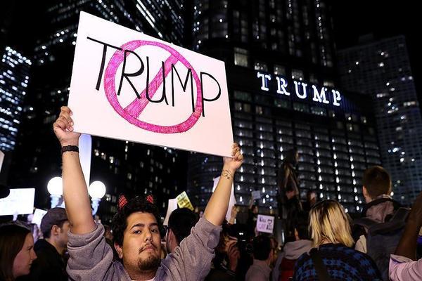 آلاف الأمريكيين يحتجون على فوز ترامب ويحملون شعار "ليس رئيسي"