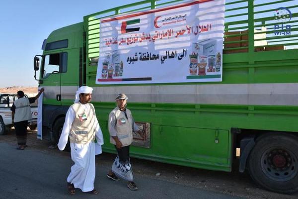 الهلال الأحمر الإماراتي يدشن مشروع توزيع المساعدات الغذائية في شبوة