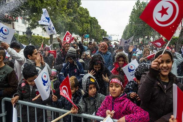 آلاف التونسيين يحيون الذكرى السادسة لثورة الياسمين
