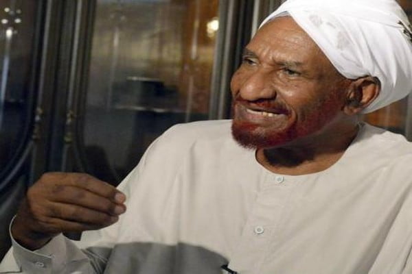 الزعيم السوداني المعارض الصادق المهدي يعود لبلاده بعد عامين في المنفى