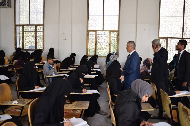 رئيس جامعة صنعاء يتفقد كليتي الآداب والعلوم الإنسانية