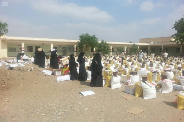توزيع 300 ألف سلة غذائية سعودية في مديريات الحديدة.. صور