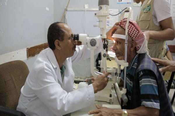 العون المباشر تدشن مخيماً طبياً مجانياً لإزالة المياه البيضاء في رداع