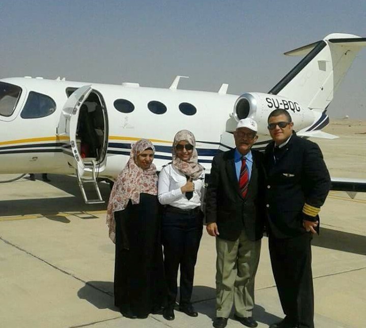 يمنية تقود طائرة نفاثة في مصر وتصطحب عائلتها بأول رحلة.. صورة