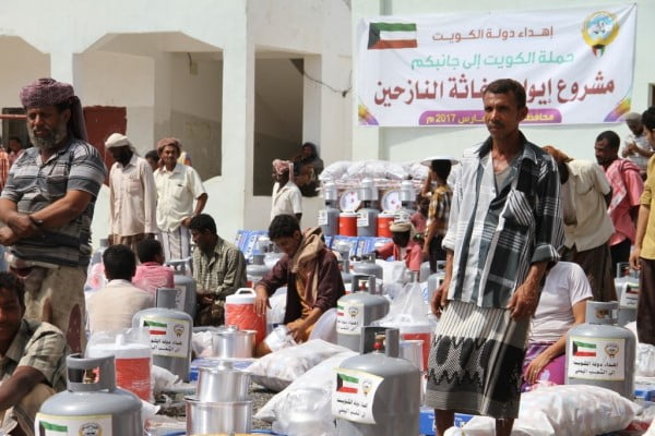 حملة "الكويت إلى جانبكم" تدشن مشروعا للنازحين في أبين