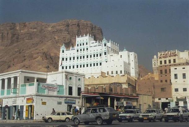 السلطة المحلية ومكتب الثقافة بسيئون ينعيان الفنان قهمان