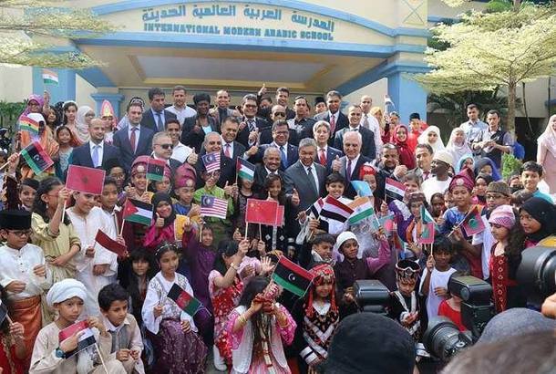وزير الداخلية الماليزي يزور المدرسة العربية الحديثة بمعية سفير اليمن