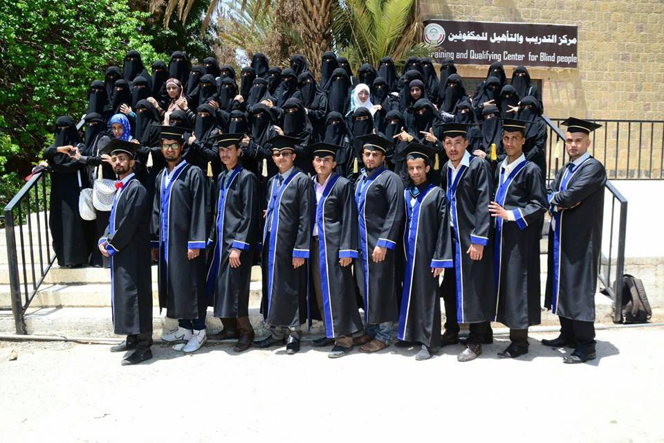 عمل الشباب اليمني في غير تخصصه العلمي: إهدار للطاقات وانعكاسات نفسية